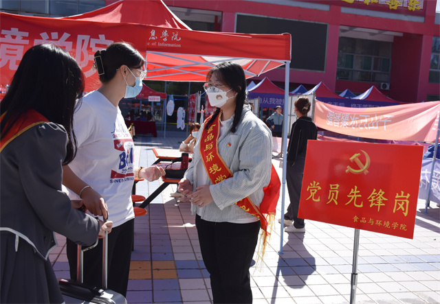直击迎新现场！8000余名2022级萌新从信院奔向新征程